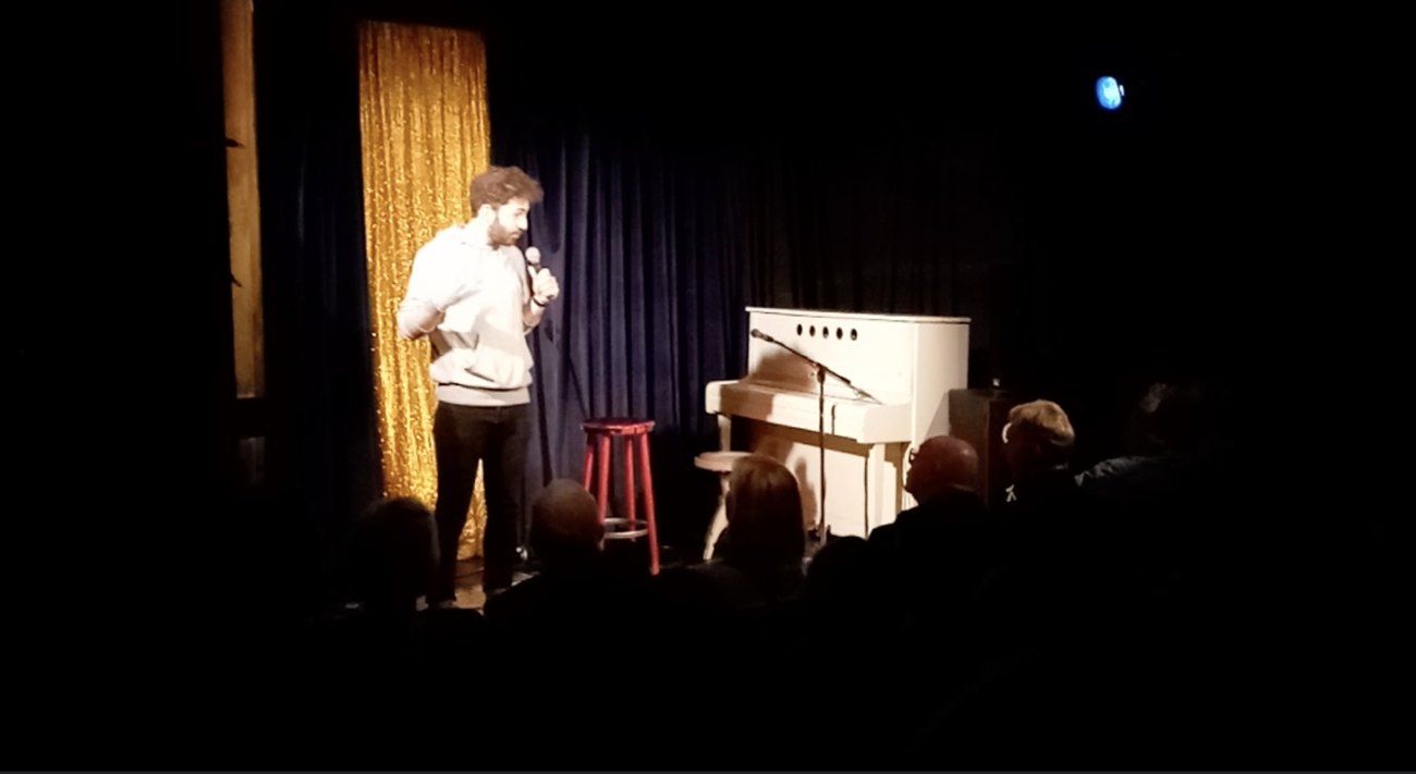 Stand Up vor kleinem Publikum während meiner Open-Mic-Jahre.