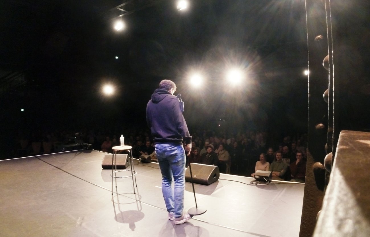Auf der Bühne meiner ersten Solotour, mit Blick in den Saal.